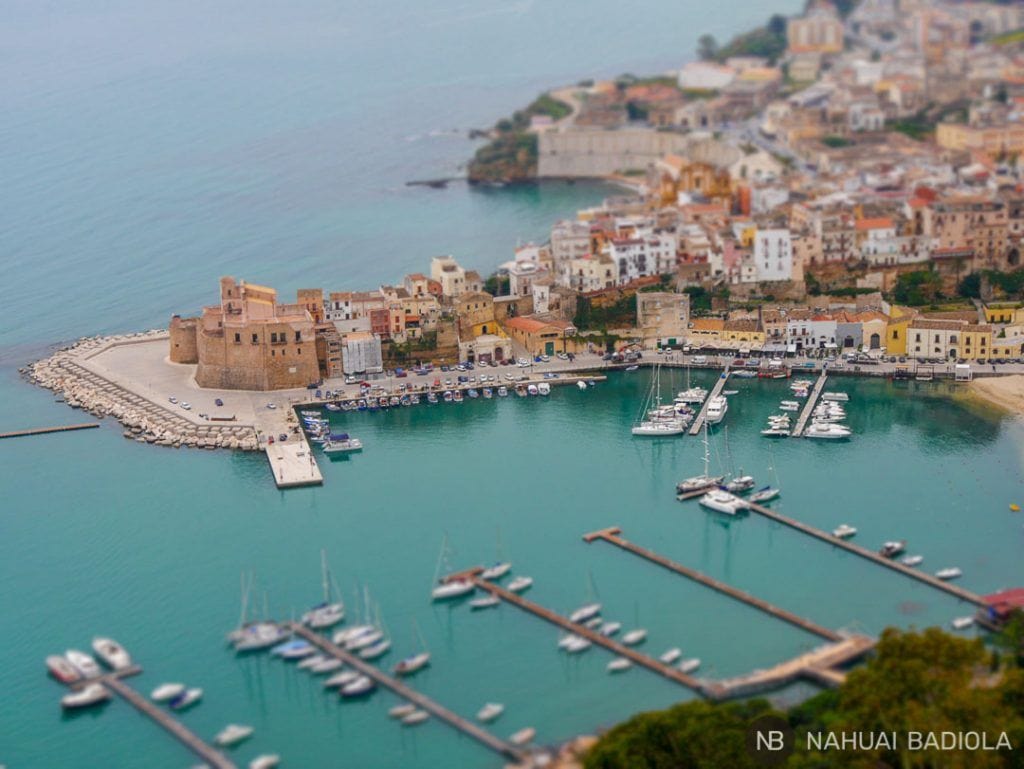 Fotografía miniaturizada del puerto de Castellammare del Golfo visto desde arriba.