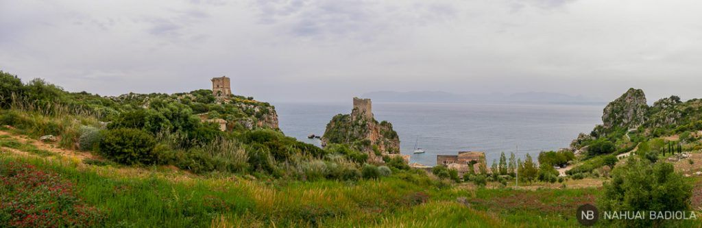 Panorámica de la Tonnara di Scopello desde la carretera, Sicilia. 