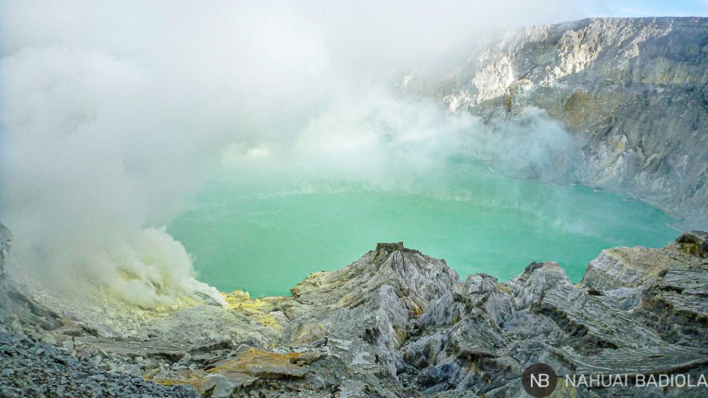 Lago de azufre en el volcán de Ijen, Indonesia