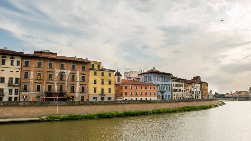 Palacios de colores junto al Arno en Pisa