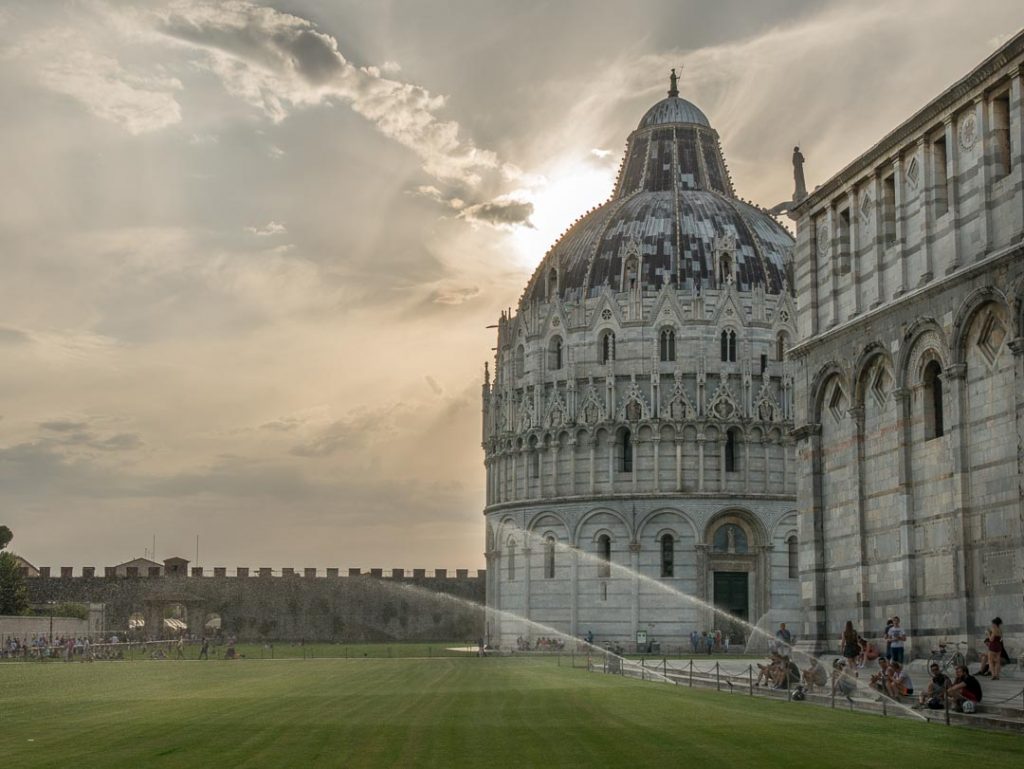 El Baptisterio de Pisa al atardecer. 