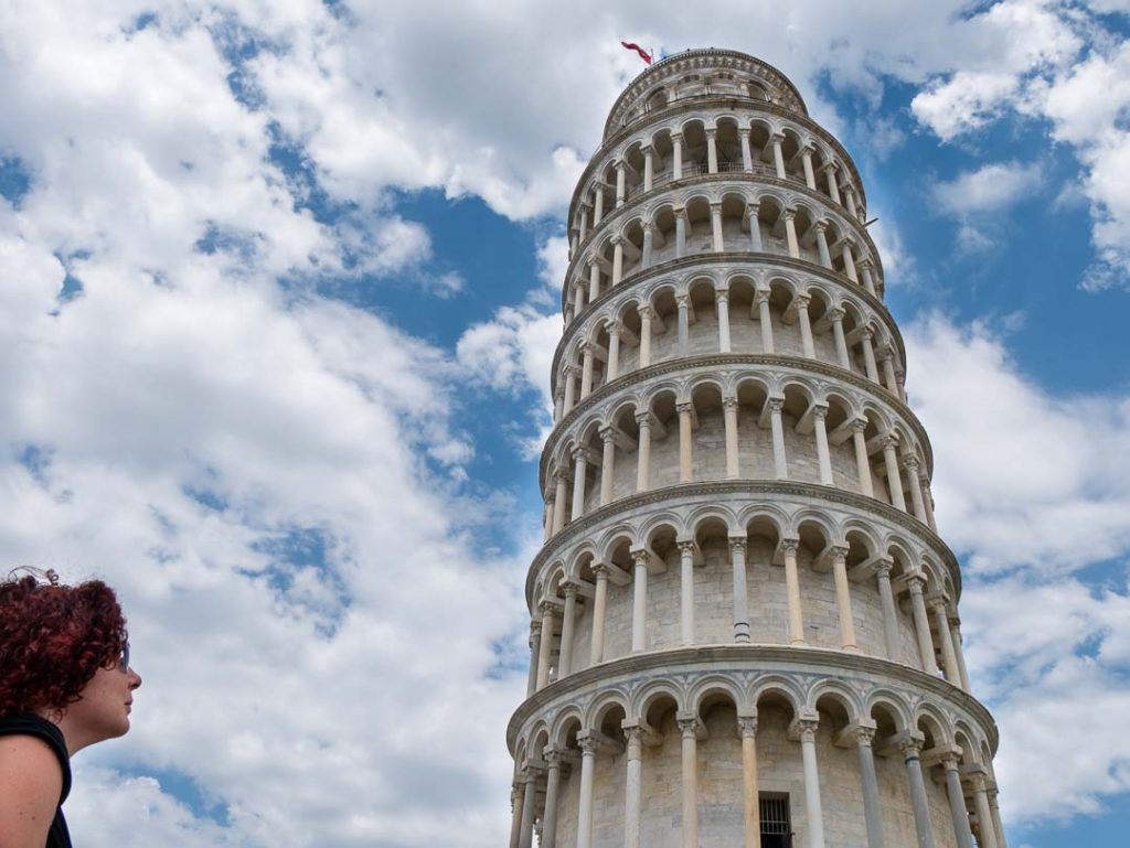 Torre inclinada de Pisa vista desde abajo