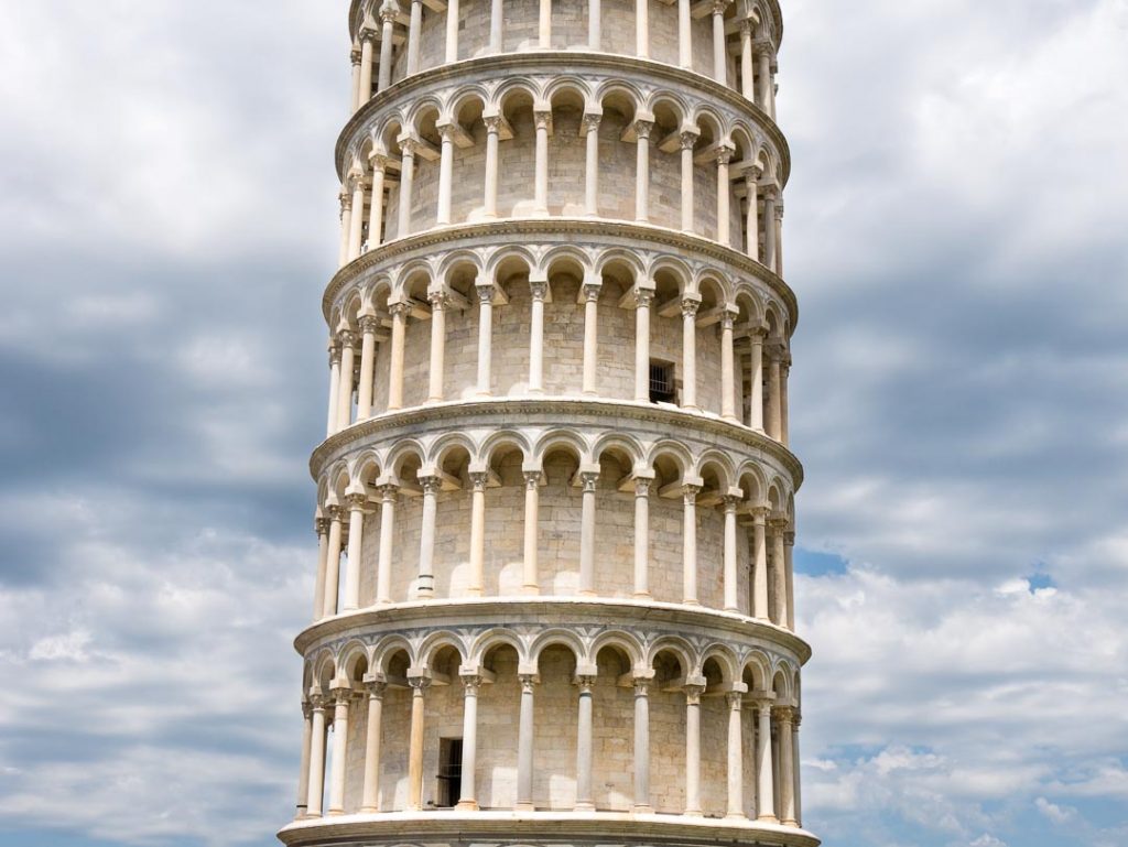 Detalle de la torre inclinada de Pisa
