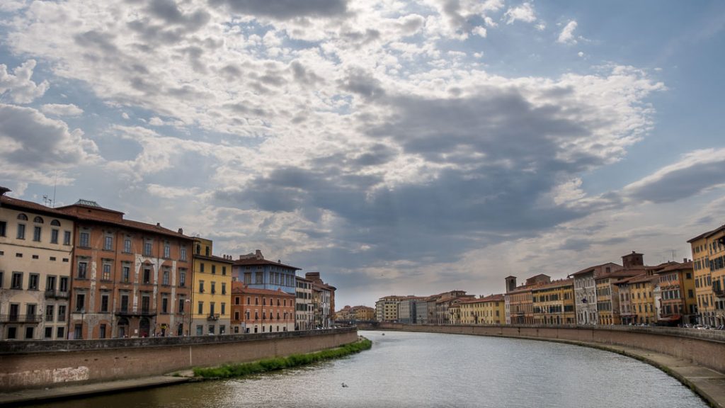 Vista de los palacios desde el Arno, Pisa, Italia